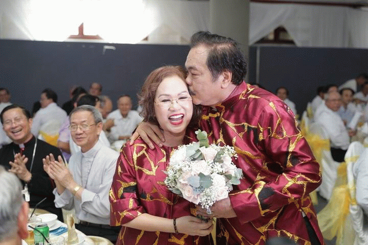 Ông chủ Tân Hiệp Phát ngọt ngào hát tặng vợ yêu nhân kỷ niệm 40 năm ngày cưới