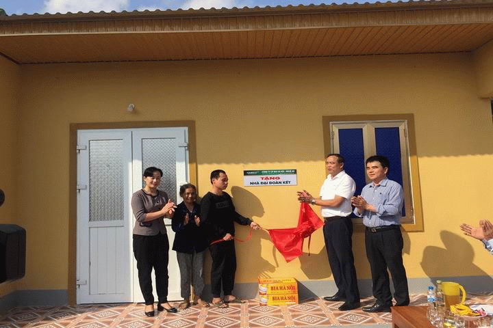 Công ty Cổ phần Bia Hà Nội - Nghệ An trao tặng nhà Đại đoàn kết cho gia đình khó khăn ở huyện Đô Lương