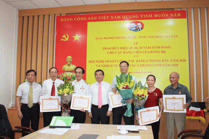 Đảng bộ Hiệp hội Bia – Rượu – Nước giải khát Việt Nam tổ chức Lễ trao Huy hiệu Đảng và sơ kết công tác Đảng 6 tháng đầu năm 2020
