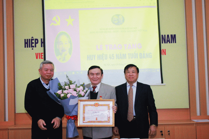 Đảng bộ VBA tổ chức Lễ trao Huy hiệu 45 năm tuổi Đảng và triển khai nhiệm vụ năm 2021