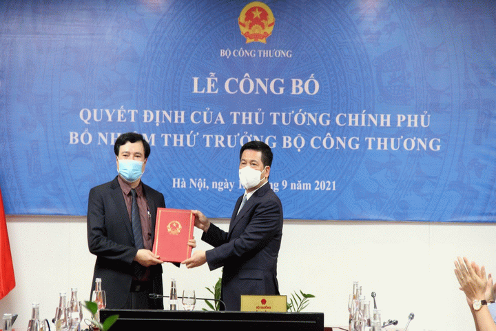Bộ trưởng Nguyễn Hồng Diên trao Quyết định bổ nhiệm Thứ trưởng cho đồng chí Nguyễn Sinh Nhật Tân