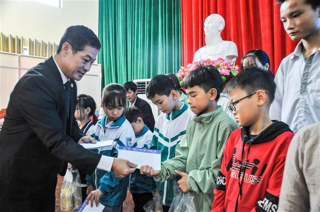 Hàng trăm suất học bổng cùng chính quyền tỉnh Hà Nam tiếp sức học sinh đến trường