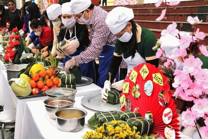 Hội thi “Gói bánh chưng – Bày mâm ngũ quả” và chương trình Tết cho người lao động nghèo