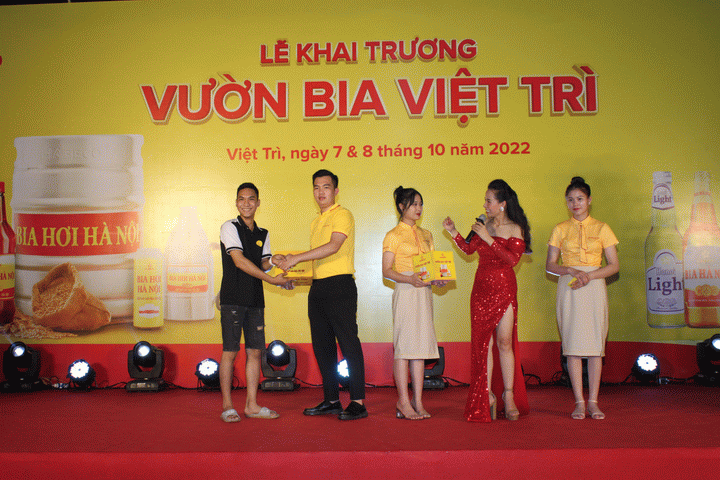 Khai trương Vườn bia Việt Trì thu hút hàng trăm lượt khách tham dự
