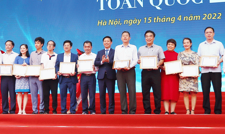 Tạp chí Đồ uống Việt Nam nhận giải Khuyến khích Bìa báo Tết ấn tượng