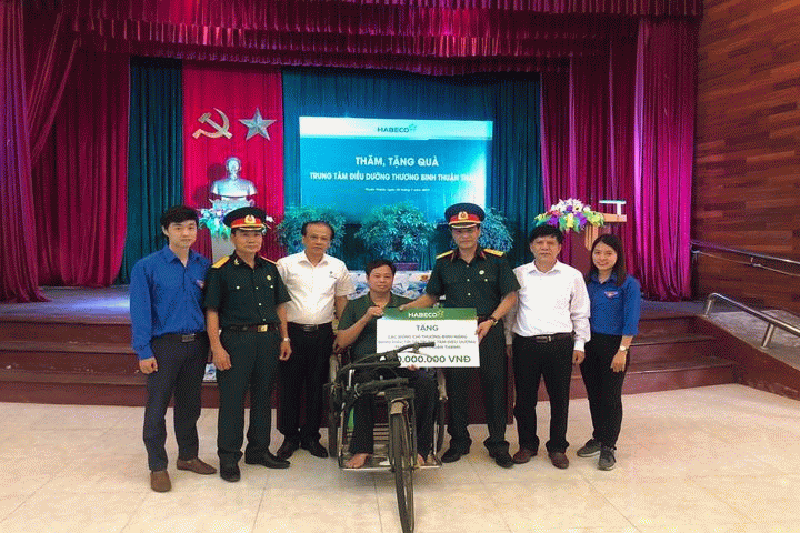 HABECO Thăm, tặng quà tại Trung tâm Điều dưỡng thương binh Thuận Thành
