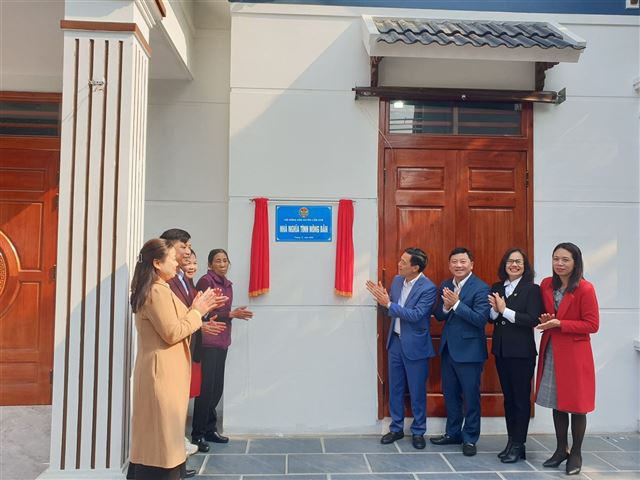 Công ty CP Bia Hà Nội - Hồng Hà hỗ trợ kinh phí xây nhà cho 02 hộ có hoàn cảnh khó khăn
