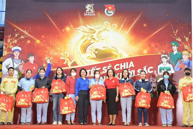 Chương trình cộng đồng “Tết Sẻ Chia, Năm Rồng Khởi Sắc diễn ra tại Hà Nội, trao tay 600 phần quà cho công nhân