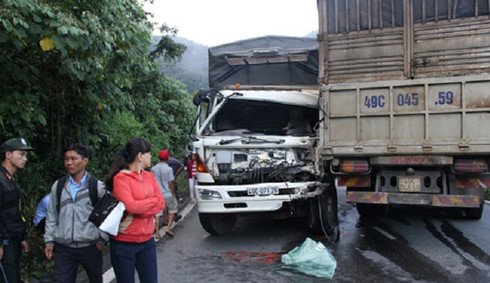 Tai nạn liên hoàn trên đèo Bảo Lộc: Xe rơi xuống vực, xe đâm vách núi