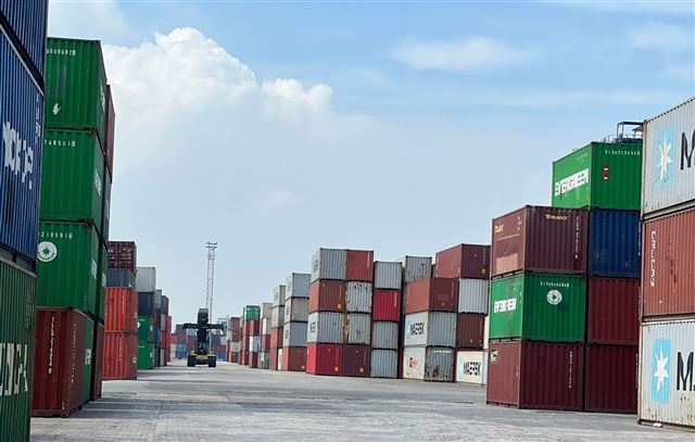 Cần kịp thời tháo gỡ vướng mắc cho doanh nghiệp nhập khẩu đang gặp khó khăn...