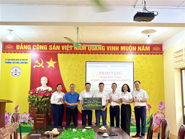 Công ty Cổ phần Bia Hà Nội – Hồng Hà trao tặng thiết bị học tập cho học sinh tại Phú Thọ