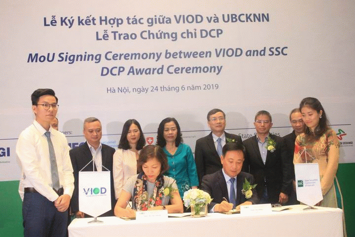 Ký kết hợp tác giữa VIOD với UBCKNN và trao chứng chỉ DCP đầu tiên của VIOD
