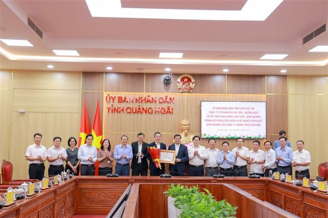 Chủ tịch UBND tỉnh làm việc với Tổng công ty Cổ phần Bia - Rượu - Nước giải khát Sài Gòn