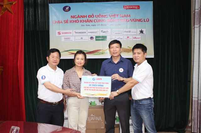 Ngành Đồ uống Việt Nam chia sẻ khó khăn với người dân bị ảnh hưởng bởi bão lũ ở Sóc Sơn, Hà Nội