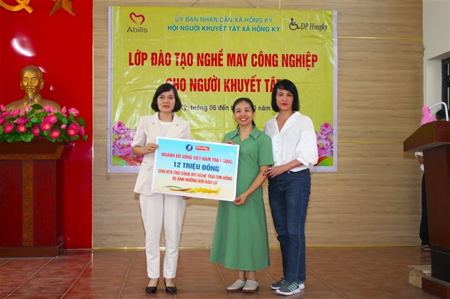 Đoàn công tác từ thiện ngành Đồ uống Việt Nam hỗ trợ HTX Thủ công mỹ nghệ Trái tim hồng khắc phục hậu quả sau bão số 3