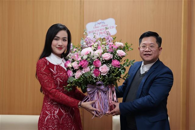 Hoa hậu Quý bà Trái đất Quốc tế 2024 Vũ Thị Hoa đến thăm Tòa soạn Tạp chí Đồ uống Việt Nam