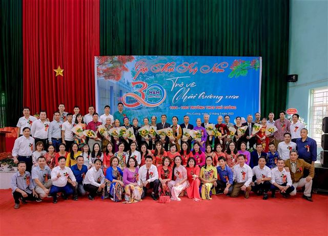 Ấm lòng tình cảm thầy trò, bạn học trong tiệc hội ngộ sau 30 năm ra trường