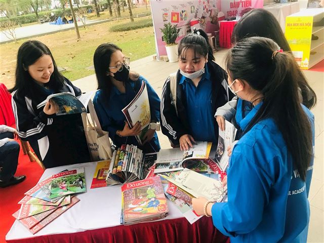 Các đại biểu và độc giả ấn tượng với Tạp chí Đồ uống Việt Nam