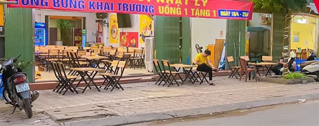 Quán bia vắng khách khi đang vào cao điểm hè