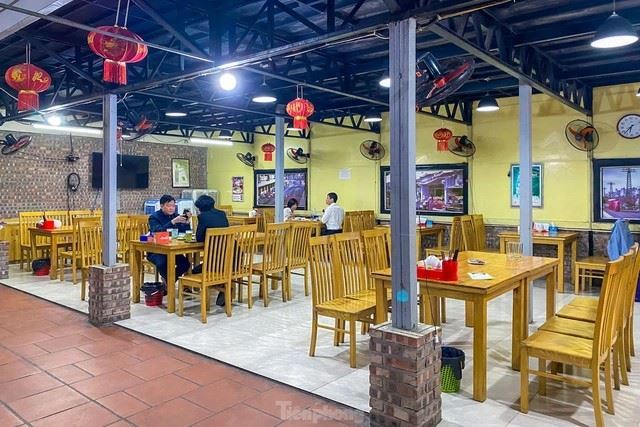 Nhà hàng, quán ăn thêm nỗi lo… vắng khách