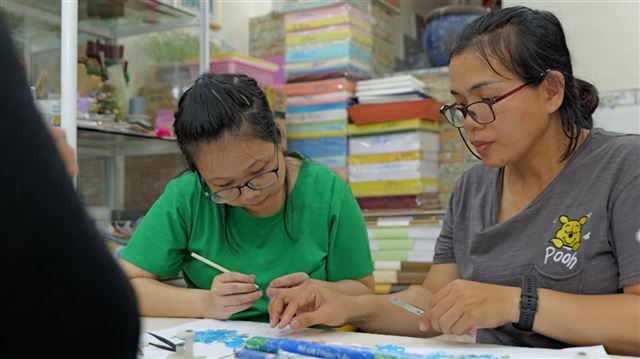Tinh thần “không gì là không thể” của nữ nghệ nhân tranh giấy xoắn