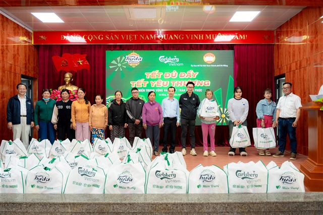 Carlsberg Việt Nam tiếp nối hành trình 11 năm “Tết đủ đầy, Tết yêu thương”, trao gửi 7.500 phần quà Tết đến người dân miền Trung