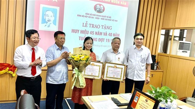 Đảng bộ VBA tổ chức Lễ trao tặng Huy hiệu 45 năm và 40 năm tuổi Đảng cho 02 Đảng viên