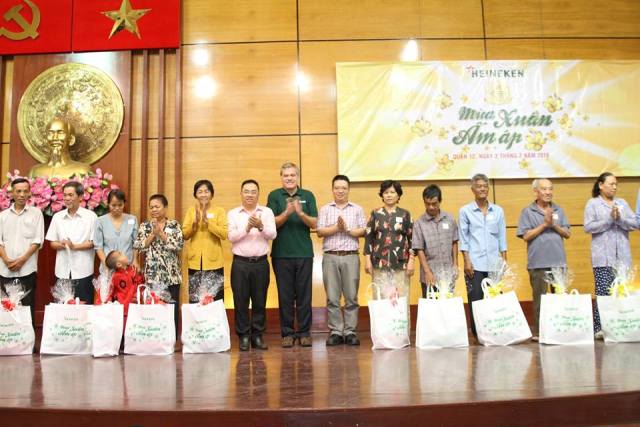 Heineken Việt Nam mang “Mùa Xuân Ấm Áp” đến cho gần 3.000 gia đình có hoàn cảnh khó khăn trên cả nước