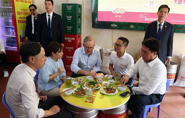 Thủ tướng Úc với văn hóa ẩm thực bình dân và Bia Hà Nội