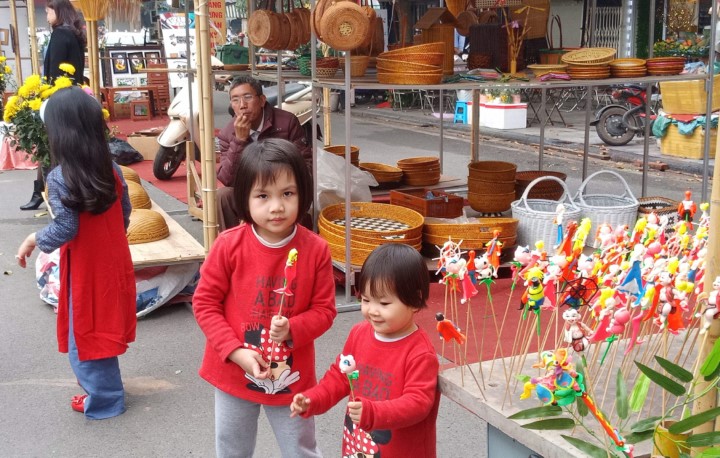 Chợ Tết luôn hấp dẫn với các em nhỏ