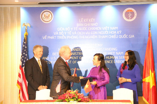 Bộ trưởng Y tế Nguyễn Thị Kim Tiến và Bộ trưởng Y tế và Dịch vụ con người Mỹ Tom Price cũng đã ký kết bản ghi nhớ về hợp tác phát triển phòng xét nghiệm tham chiếu quốc gia ngày 23/8. Ảnh: T.D