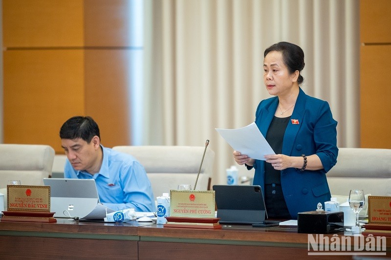 Phó Chủ nhiệm Ủy ban Tài chính, Ngân sách Nguyễn Vân Chi trình bày báo cáo thẩm tra về dự thảo Nghị quyết trong phiên họp sáng 13/5. (Ảnh: DUY LINH) 