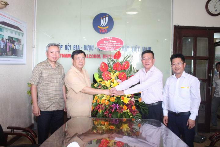 Chủ tịch VBA tặng hoa chúc mừng Tạp chí Đồ uống Việt Nam nhân ngày Báo chí Cách mạng Việt Nam 21-6