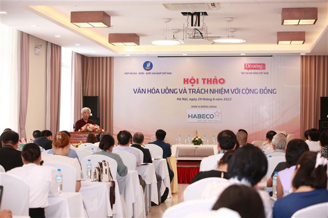 Văn hóa uống qua lăng kính của các nhà sử học, nhà văn, nhà báo...