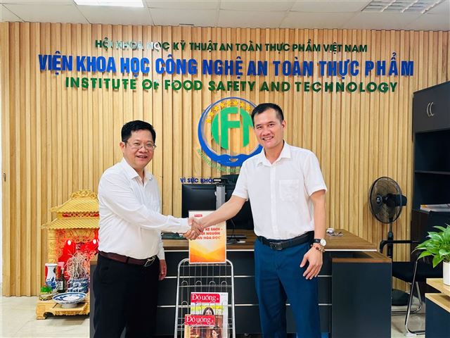 Ban Biên tập Tạp chí Đồ uống Việt Nam thăm và làm việc với Viện Khoa học Công nghệ An toàn thực phẩm