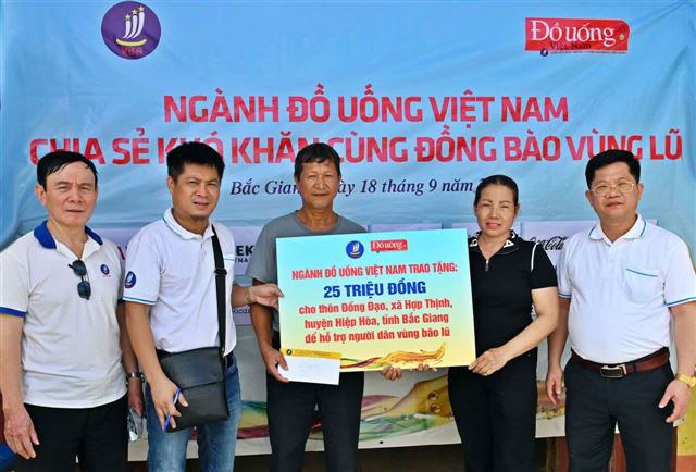 Đoàn từ thiện VBA trao tặng 50 triệu đồng và 300 thùng nước cho người dân vùng ngập lụt ở Hiệp Hòa, Bắc Giang