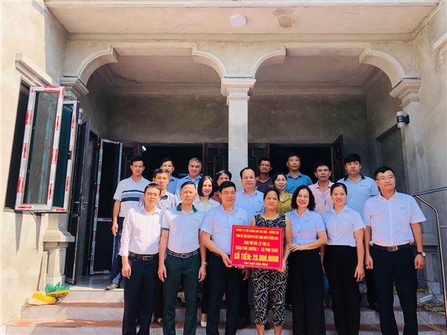 Công ty Cổ phần Bia Hà Nội - Hồng Hà ủng hộ Quỹ “Vì người nghèo” trên địa bàn xã Phú Châu, Ba Vì, Hà Nội
