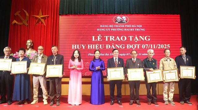 Đảng bộ phường Hai Bà Trưng trao Huy hiệu Đảng đợt 7/11/2025