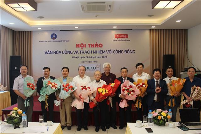 Ông Nguyễn Văn Chương - Phó TBT Phụ trách Tạp chí Đồ uống Việt Nam tặng hoa cho các chuyên gia có bài tham luận tại Hội thảo.