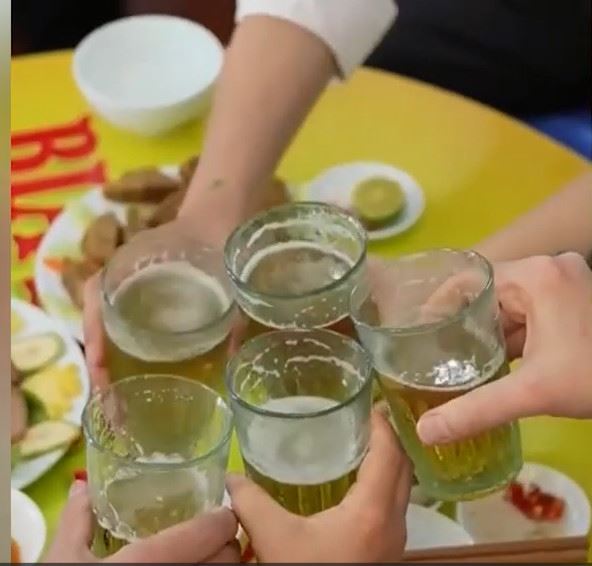 Khách nước ngoài thích thú với văn hóa bia hơi của Việt Nam